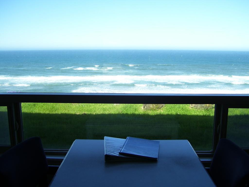 Sea Horse Ocean Front Lodging Villa Lincoln City Room photo